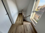 Flur Dachgeschoss - Erstbezug. Maisonettewohnung mit EBK, Balkon und PKW Stellplatz.