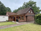 Hausansicht - Modernisierungsbedürftiges Einfamilienhaus im Herzen von Hude.