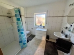 Badezimmer WE 3 - Kapitalanleger aufgepasst! Junges 4-Parteien-Haus in ruhiger Lage.