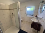 Badezimmer WE 4 - Kapitalanleger aufgepasst! Junges 4-Parteien-Haus in ruhiger Lage.