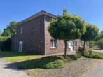 Hausansicht seitlich - Kapitalanleger aufgepasst! Junges 4-Parteien-Haus in ruhiger Lage.