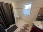 Badezimmer WE 1 - Kapitalanleger aufgepasst! Junges 4-Parteien-Haus in ruhiger Lage.