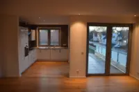 Küche mit Zugang zum Balkon
