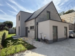 Hausansicht - NEUBAU! 2,5-Zimmer-Wohnung mit Balkon UND Garten.