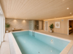 KI Beispielbild Poolbereich - Freistehendes Architektenhaus mit Indoor-Pool auf großzügigem Parkgrundstück