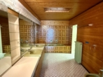 Badezimmer - Freistehendes Architektenhaus mit Indoor-Pool auf großzügigem Parkgrundstück