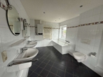 Badezimmer - Einfamilienhaus mit Garage, Keller und Garten in Bookholzberg